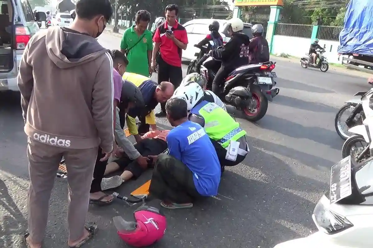 BREAKING NEWS: Pemotor Tersungkur Tabrak Bentor yang Nekat Putar Balik di Jalur Padat Pantura Kendal