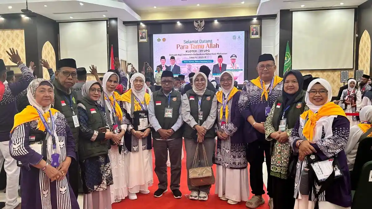 73 Jemaah Haji Konawe Selatan Pakai Slayer Kuning Berangkat ke Tanah ...