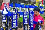 Kisah-Imam-Jualan-Jersey-Persib-10-Tahun-Keliling-Stadion-Ikuti-Laga-Maung-Bandung.jpg