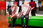 Jokowi-coba-sepatu-baru.jpg