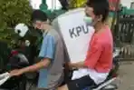 Naik Sepeda Motor Petugas TPS Ambil Kotak Suara Pilkada Tangsel