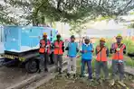 Para-petugas-PLN-dengan-backgroud-genset-backup-yang-disiaga.jpg