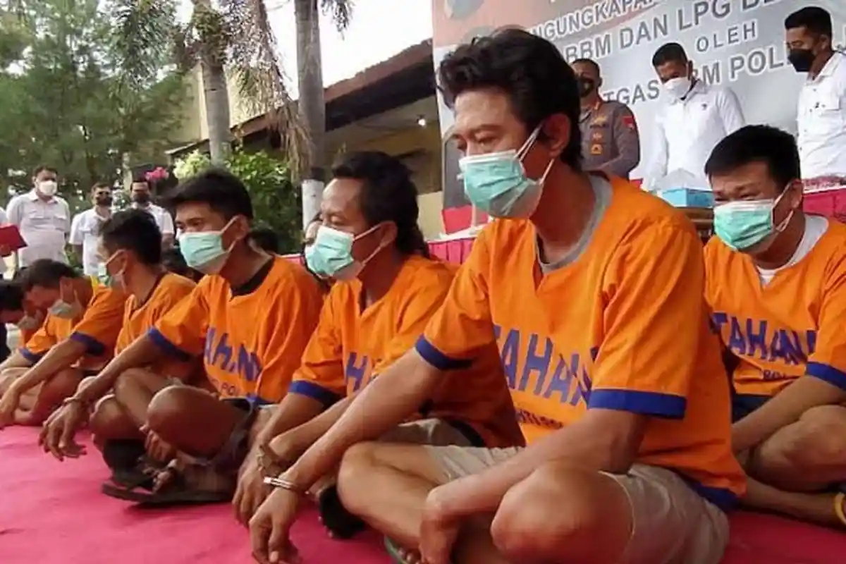 Polda Jatim Gulung 13 Orang Anggota Komplotan Penimbun dan Pengoplos BBM Solar dan Elpiji 