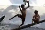 Sejumlah Bocah Mandi di Kali Gresik Jakarta