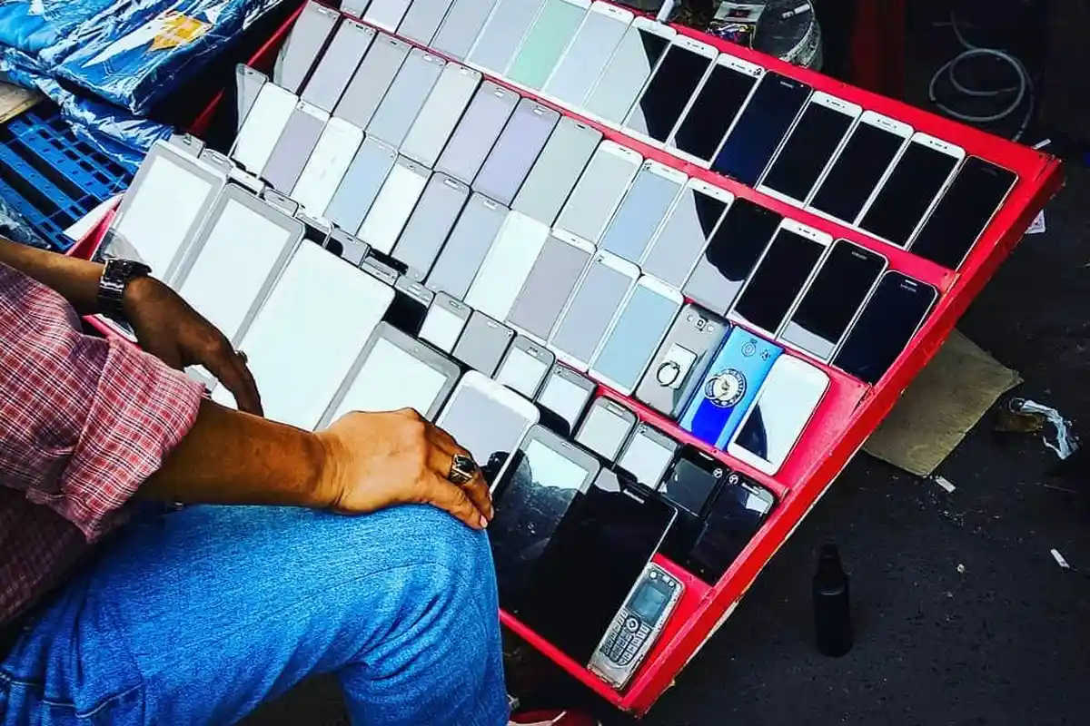 Handphone Bekas Jadi Primadona di Pasar Loak Jembatan Item