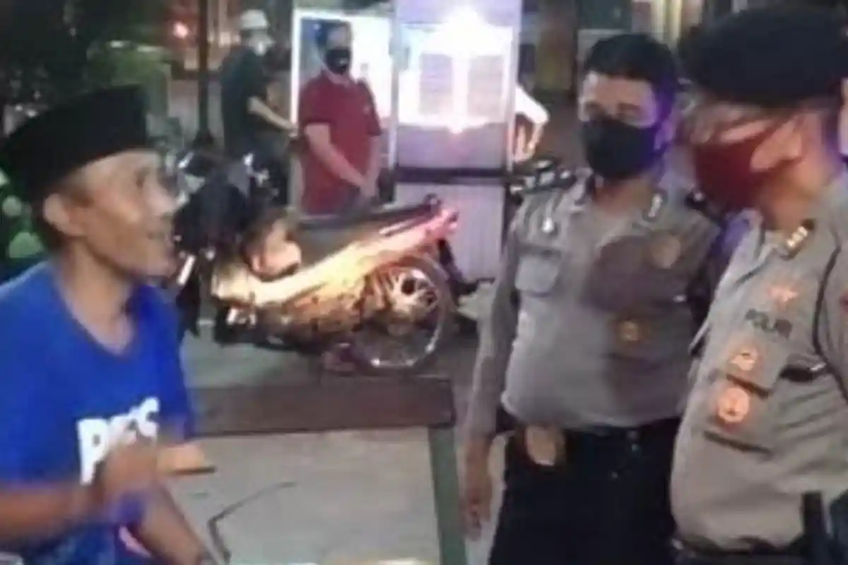 Razia Warung Kopi sambil Sosialisasi PSBB di Sidoarjo