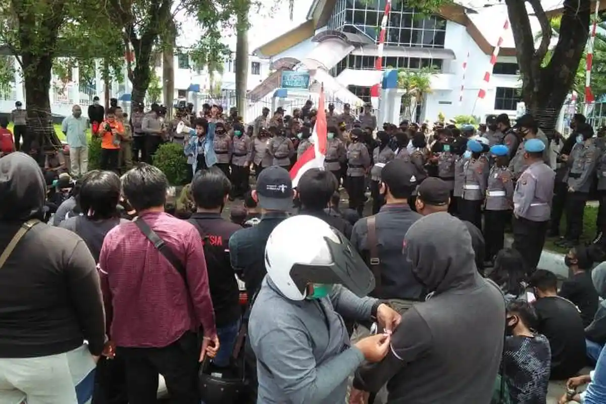 Massa di Bitung Gelar Aksi Tolak Omnibus Law