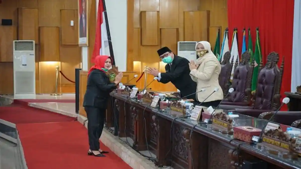 Sekda Nasrun Umar Dengarkan Penyampaian Pemandangan Umum Fraksi DPRD Sumsel Terhadap 3 Raperda