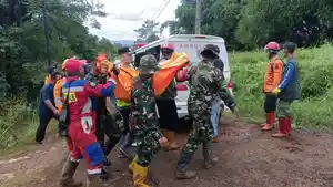 Evakuasi-korban-longsor-cibeunying-lagi.jpg