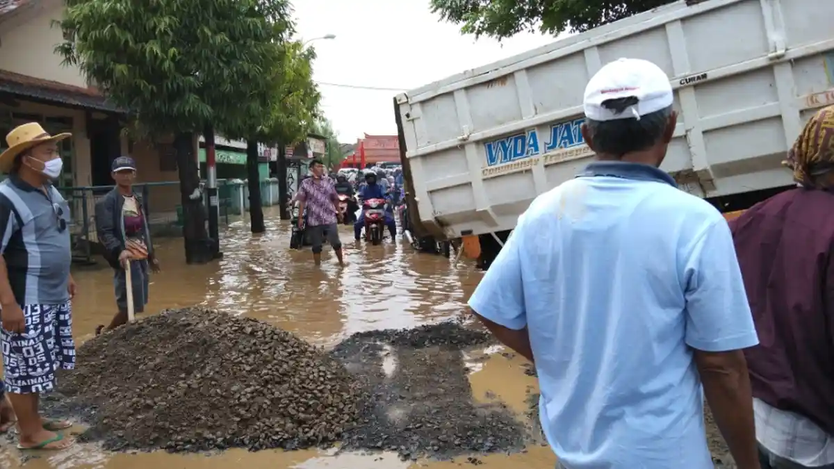 Jalan Purwodadi-Kudus yang Terendam Banjir Justru Diuruk Ketua DPRD Kudus