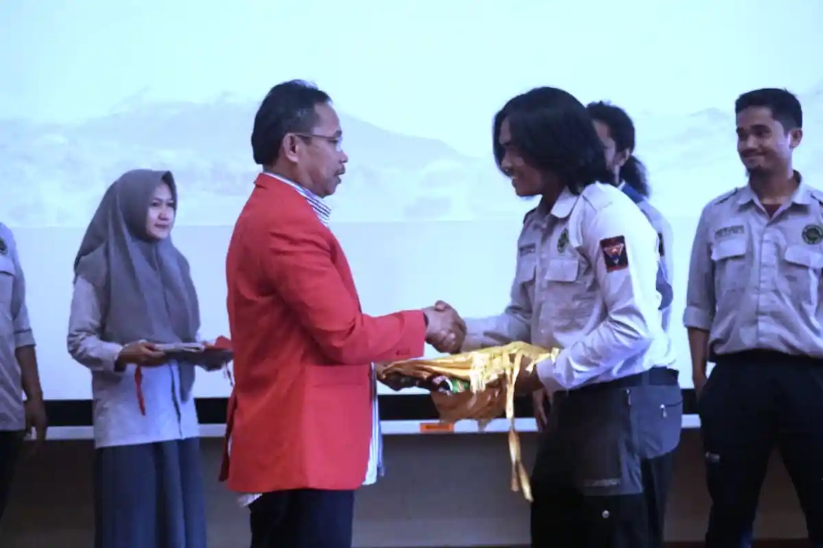 Dilepas WR 3, Ekspedisi Ewako Mapala 09 FT Unhas akan Taklukkan Gunung Kosciuszko di Australia - tim-ekspedisi-ewako-merah-putih-mapala-09-di-gedung-fakultas-teknik-unhas-1.jpg