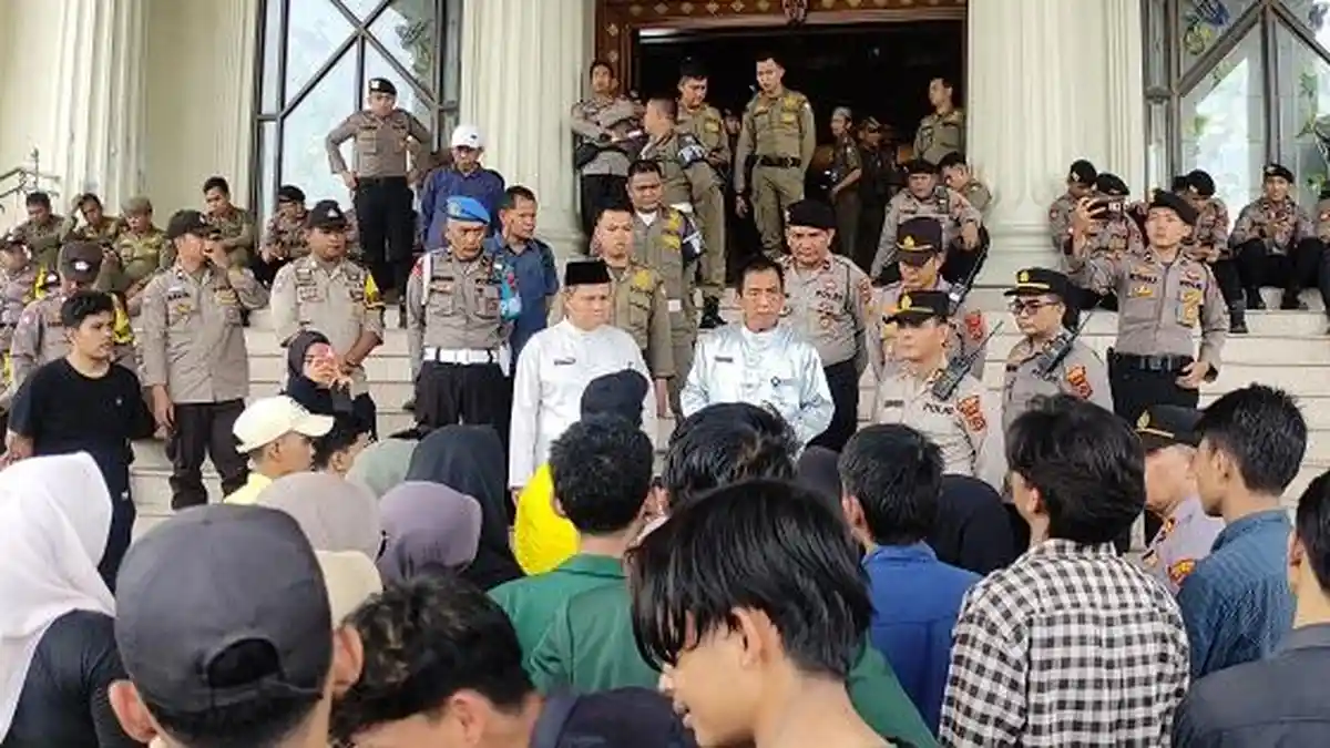 Puluhan Mahasiswa Geruduk Kantor Gubernur Jambi Tagih 6 Janji Al Haris