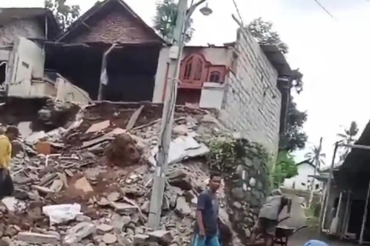 Dua Dapur Milik Warga Pace Jember Hancur Terkena Longsor Dikhawatirkan Ada Susulan