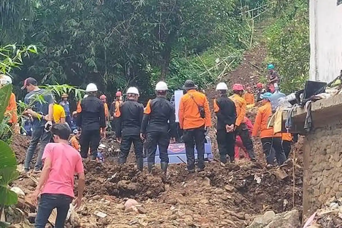 2 Korban Longsor di Kampung Sirna Sari Bogor Masih Tertimbun, Petugas Sudah Mulai Cium Aroma Bau