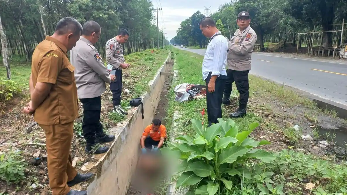 Mayat Tanpa Identitas Ditemukan Dalam Parit Jalinsum di Simalungun