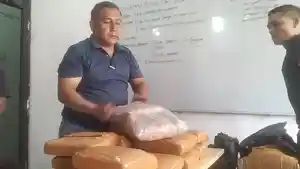 NARKOBA-Polisi-mengecek-barang-paket-yang-akan.jpg