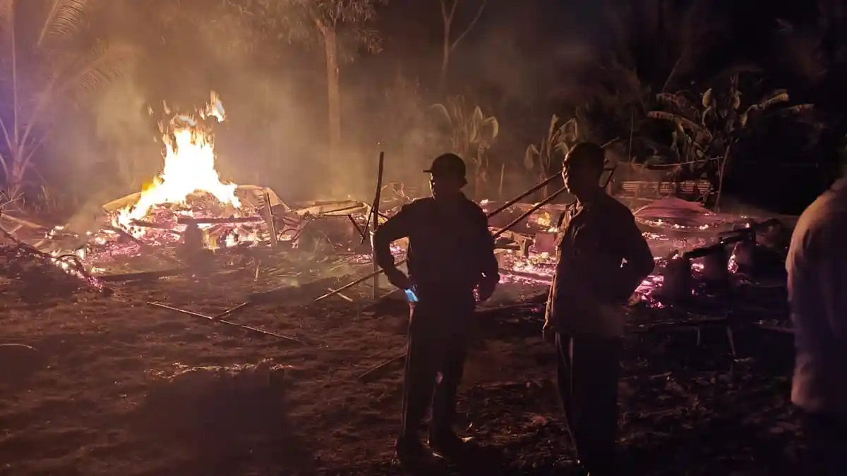Selepas Tengah Malam, Sebuah Rumah di Ciracap Sukabumi Hangus Dilalap Api