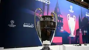 Trofi-Liga-Champions-2022-2023-dipamerkan-selama-drawing-16-besar-di-kantor-UEFA.jpg
