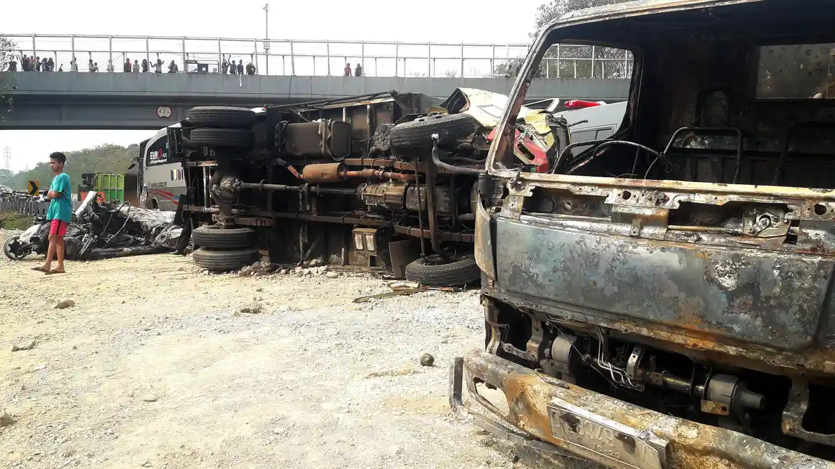 Satu Keluarga di Bekasi Jadi Korban Kecelakaan Beruntun di Tol Cipularang