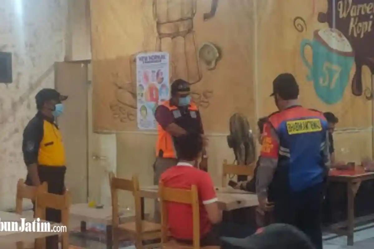 Tim Swab Hunter Keliling Tempat Keramaian di Surabaya, Jaring 216 Orang Pelanggar Protokol Kesehatan