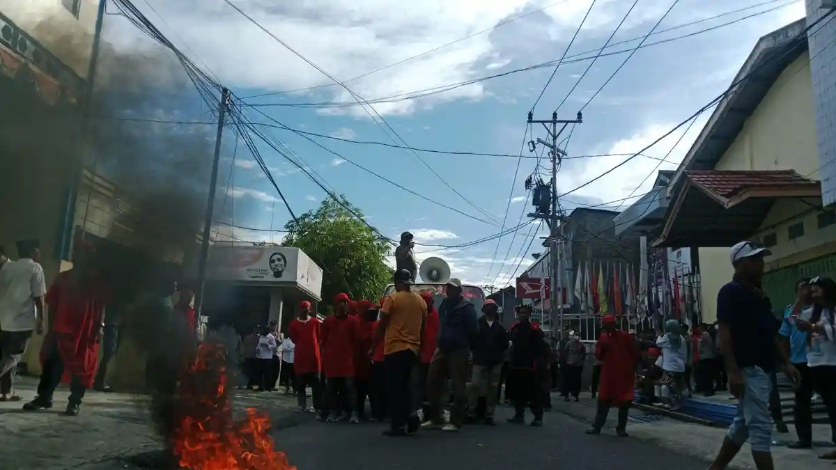 Aliansi MMU Kembali Duduki Kantor KPU Maluku Utara, Desak Gelar PSU Pilgub