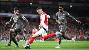 Pemain-Arsenal-Gabriel-Martinelli-diapit-dua-lawannya-dalam-suatu-laga.jpg