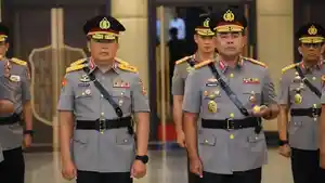 Komjen-Agung-Setya-Imam-Effendi-kiri-dan-Irjen-Wisnu-Hermawan-Februanto-kanan_.jpg