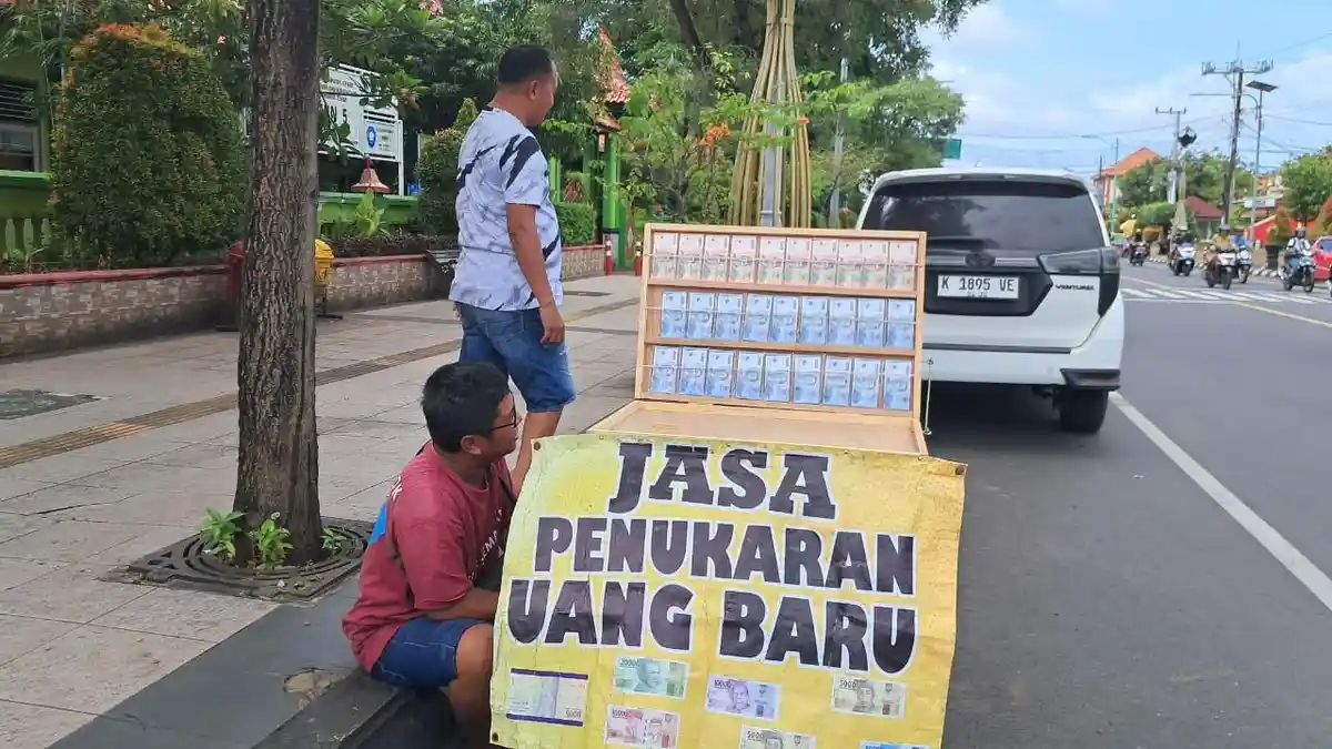Jelang Lebaran, Jasa Penukaran Uang Bermunculan di Sepanjang Jalan Kartini Jepara