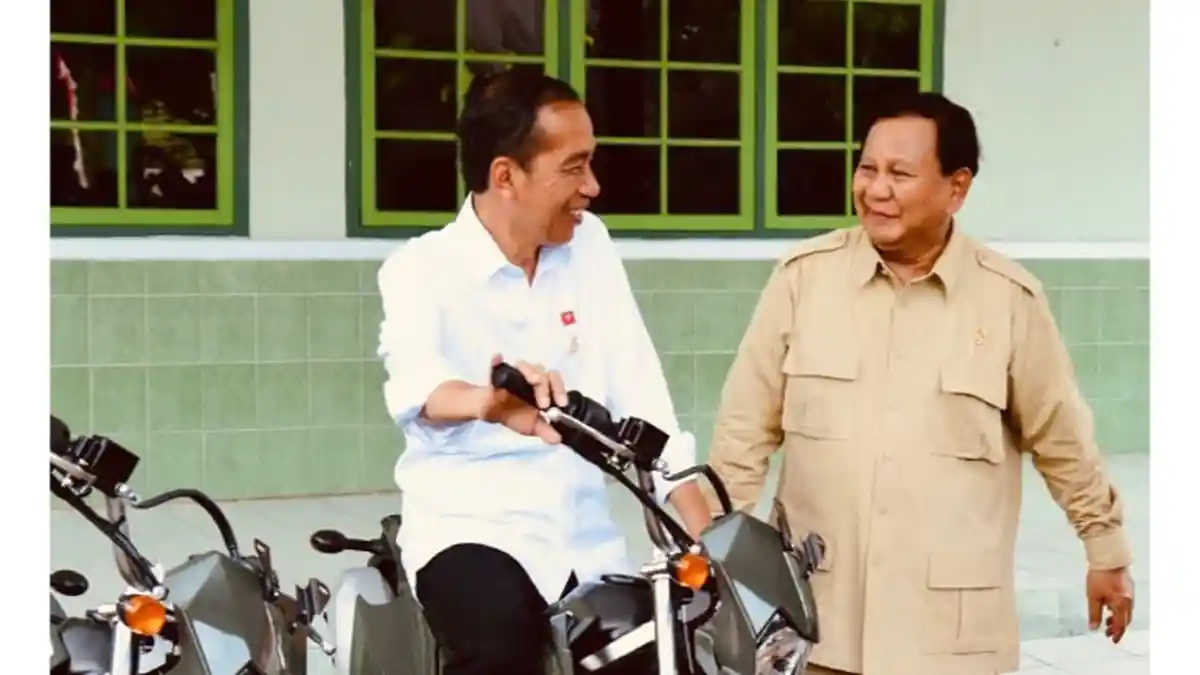 Viral Momen Prabowo Mau Samaan Pakai Topi Kayak Jokowi, Lihat Reaksi sang Presiden