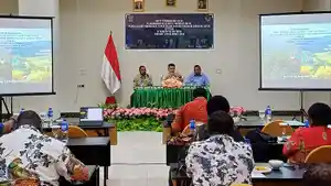 20231124_pj-bupati-maybrat-pimpin-rapat-soal-tanah.jpg