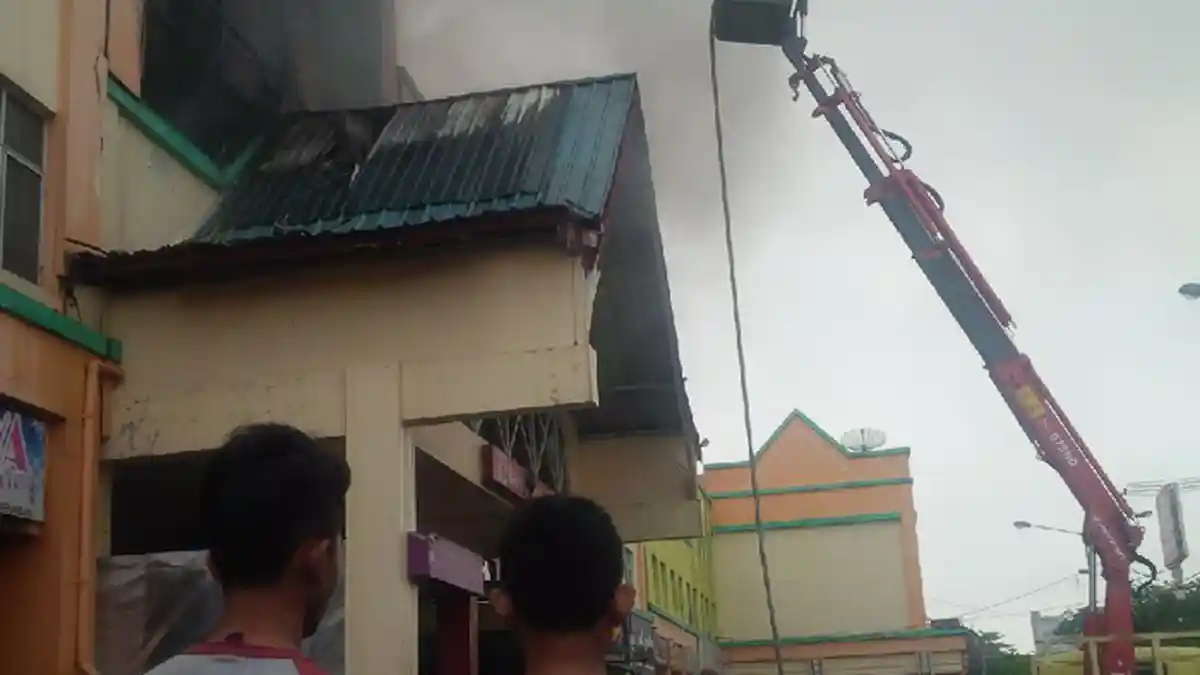 Petugas Gunakan Skylift Padamkan Kebakaran di Plaza Sukaramai
