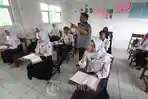 Sejumlah-siswa-mengikuti-kegiatan-belajar-mengajar-di-SMP-Maarif.jpg