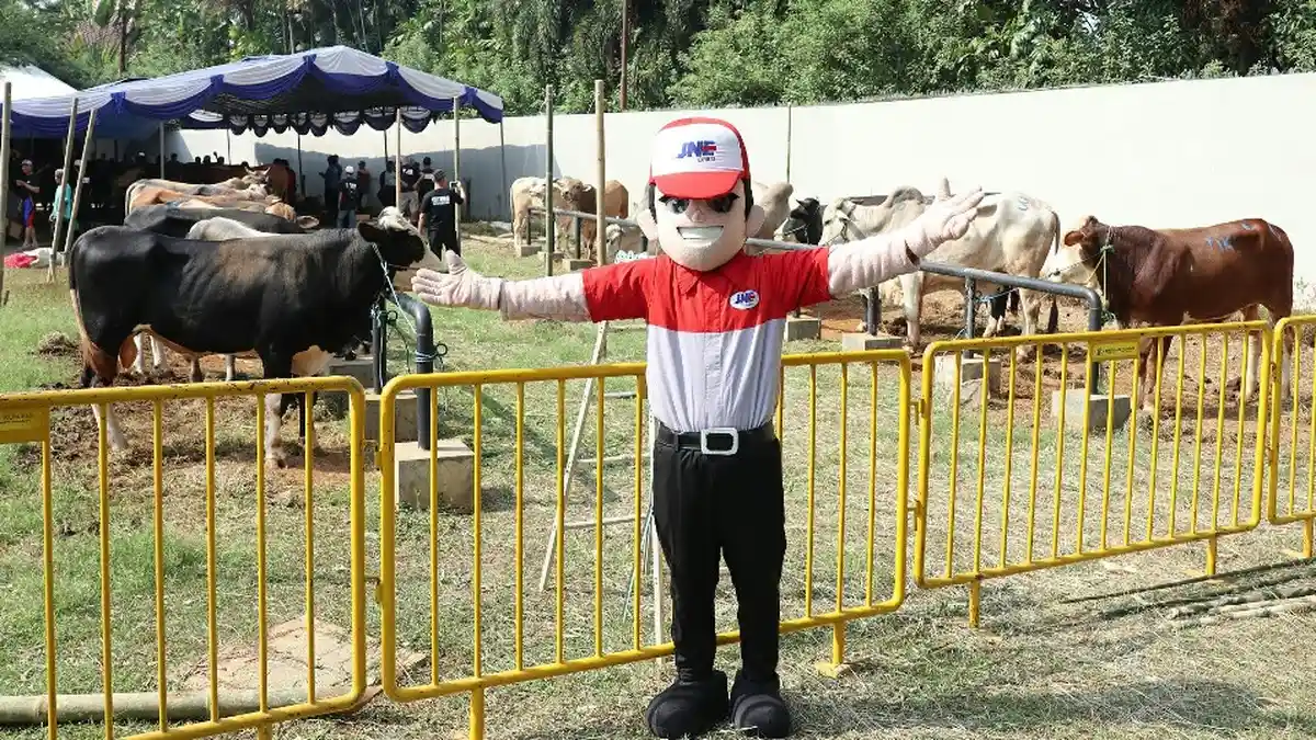 TIKI dan JNE Bagikan Daging Hewan Kurban untuk 5.000 Orang