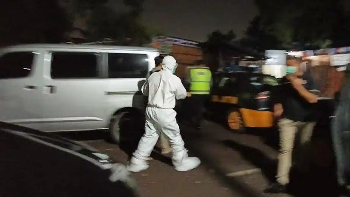 Viral Pengunjung Cafe Berhamburan Saat Melihat Petugas Ber-APD Lengkap