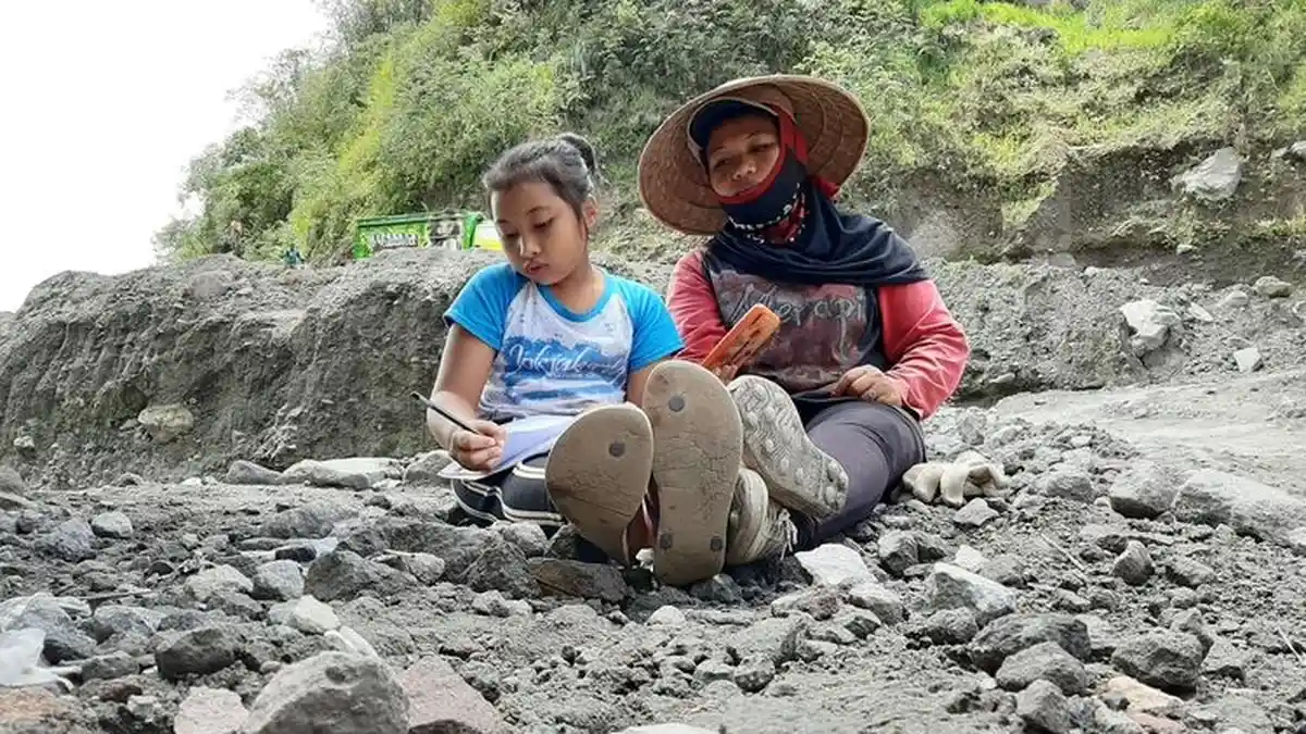 Kisah Anak Penambang Pasir Merapi, Tiap Hari Belajar Online Beralaskan Batu,Bercita-cita Jadi Dokter