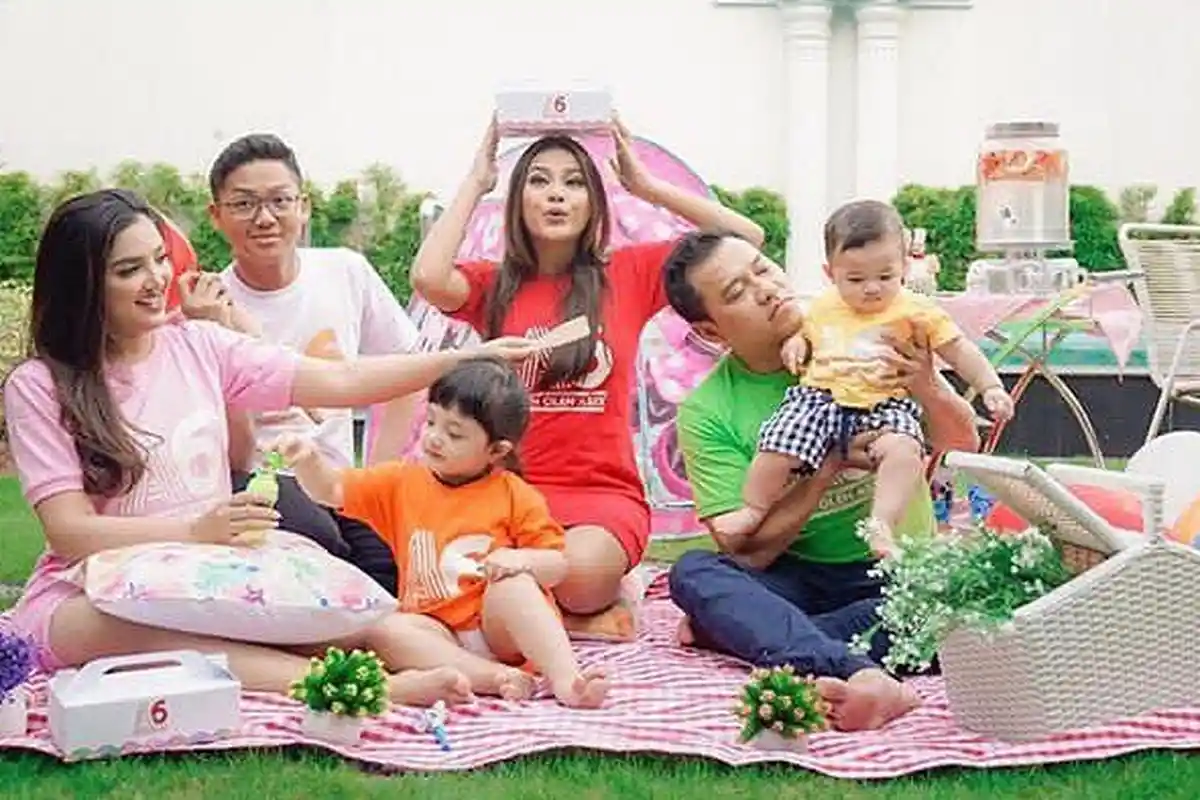 Buka Bisnis Baru, Aurel Hermansyah Rela Terjun Langsung, Menyapu dan Mengepel Sendiri