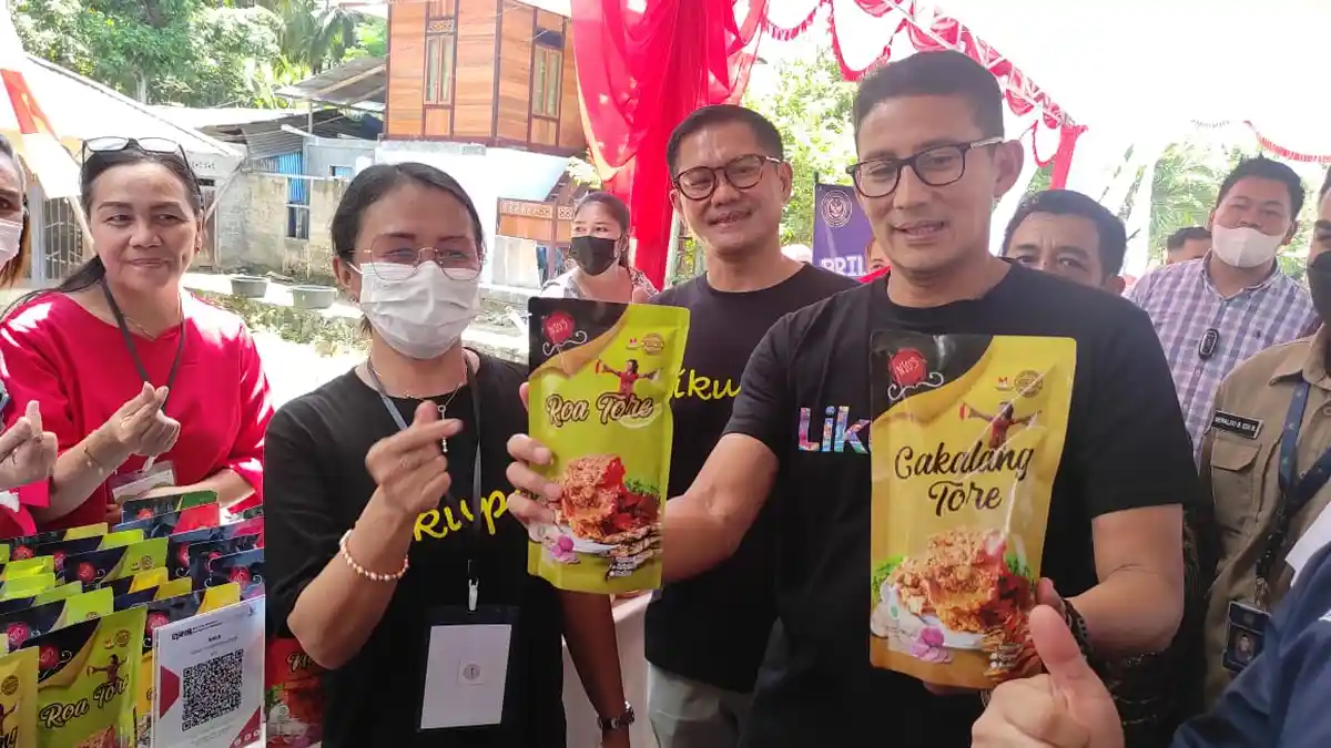 Menparekraf Sandiaga Uno Borong Oleh-oleh dari Likupang Minut, Ada Dodol, Kopi dan Pala Manis