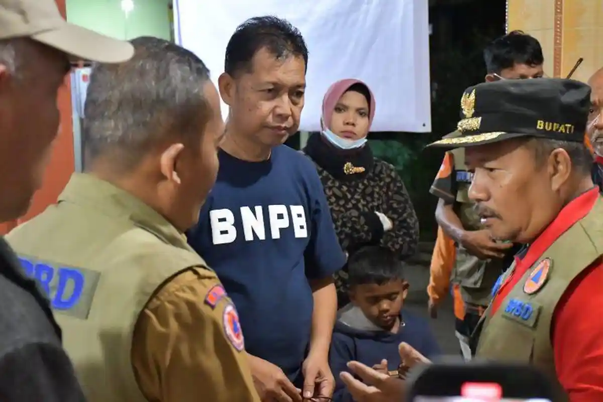 Bupati Andri Warman Kunjungi, Posko Bencana Erupsi Gunung Marapi