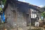 RUMAH-MEMPRIHATINKAN-Dianah-38-bersama-suami-dan-dua-anaknyaa.jpg