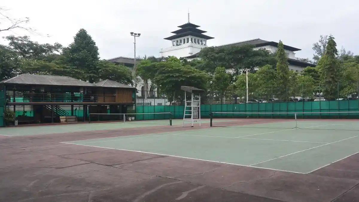 Jumat Bugar Gedung Sate: Bermain Tenis Seraya Silaturahmi