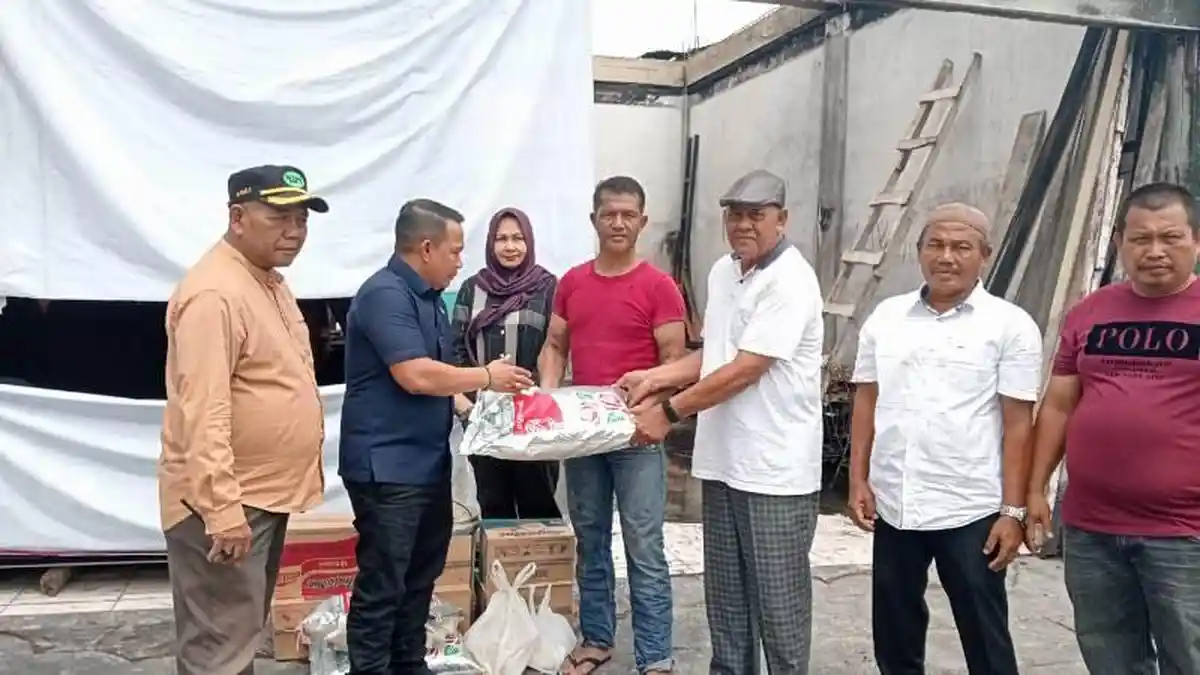 NasDem Aceh Bantu Korban Kebakaran di Seunagan Nagan Raya