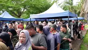 Antrean-panjang-tukar-uang-di-Mamuju.jpg