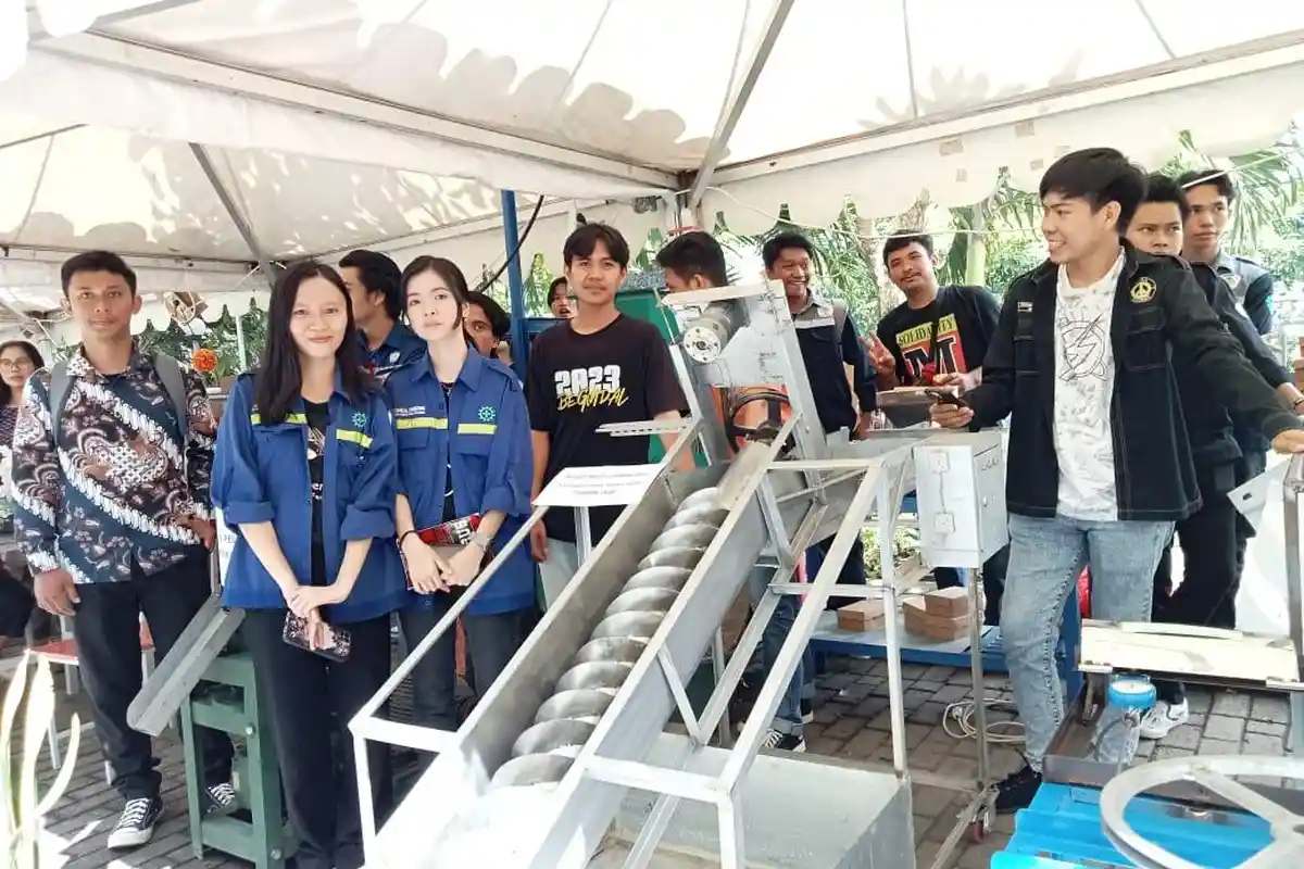 Tineke Saroinsong Apresiasi Inovasi Mahasiswa Polimdo, Sulap Sampah Plastik Menjadi Kursi dan Meja