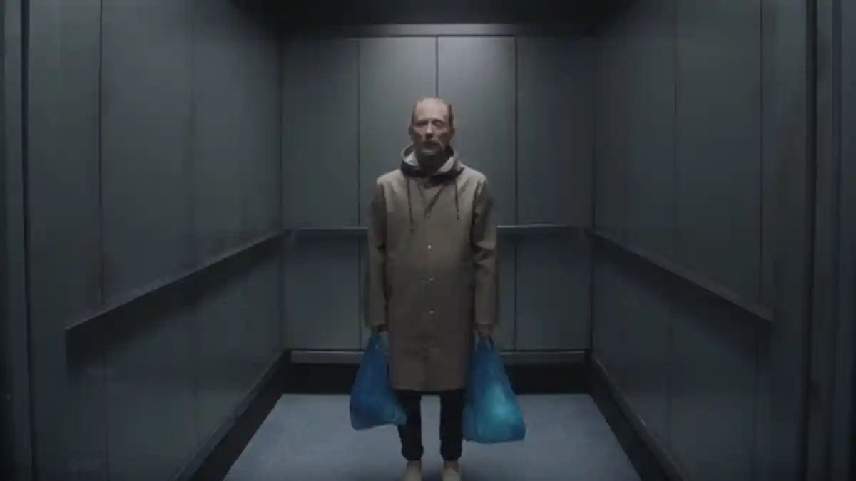 Thom Yorke Terjebak Dalam Elevator Di Sepanjang Video Musik Terbaru Radiohead