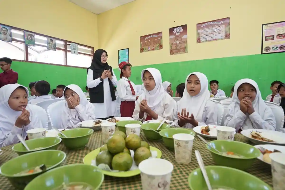 Ngantor di Desa, Bupati Ipuk Simulasi Program Makan Siang Bergizi