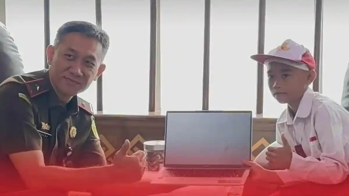 Kajati Lampung Beri Hadiah Laptop Bocah Pemanjat Tiang Bendera di Lamsel