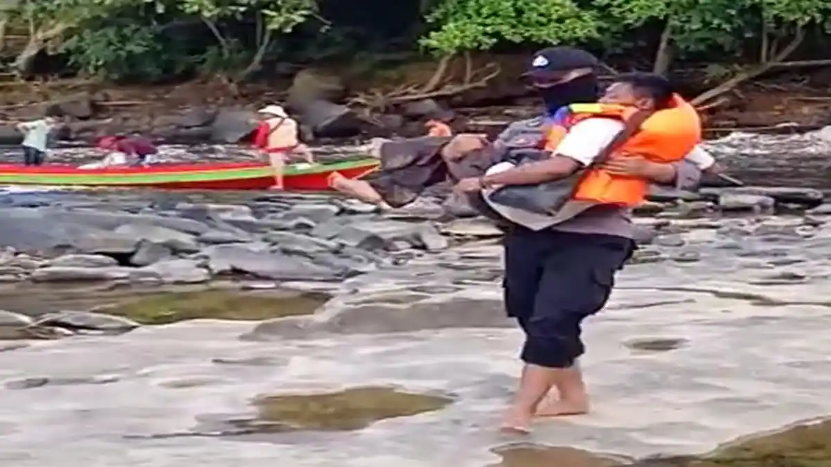 Pulang Bertugas Amankan Pilkada, Briptu Dimas Gendong Penyandang Disabilitas Lewati Riam Berbatu