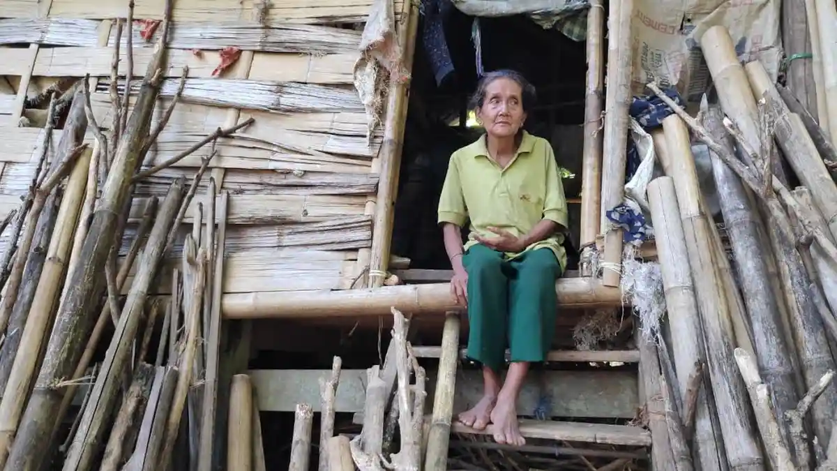 Tak Ingin Menyusahkan Keluarganya, Nenek Berumur 70 Tahun Ini Memilih Tinggal di Gubuk Reyot