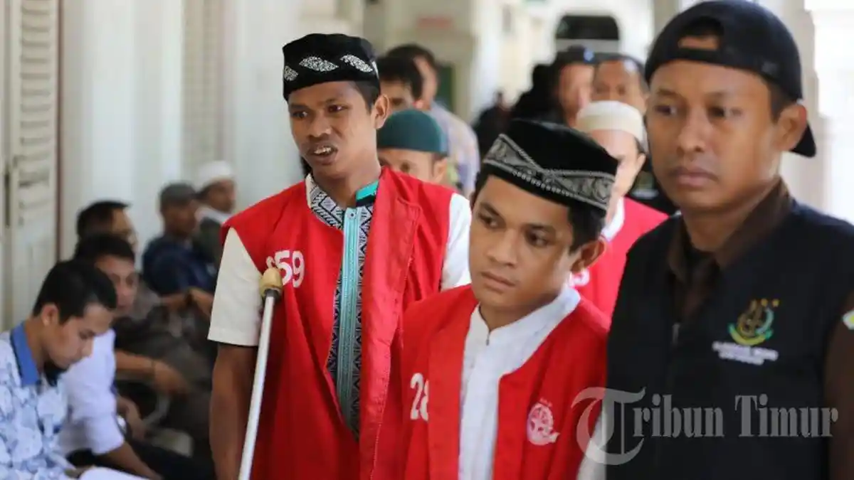 FOTO: Begal Potong Tangan Mahasiswa Enrekang Jalani Sidang Perdana - tersangka-pelaku-ut.jpg