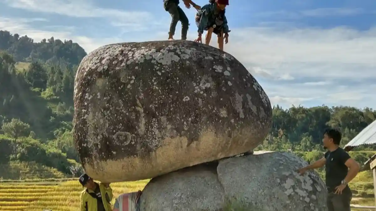 Fenomena Alam Batu Laledong, Objek Wisata Unik di Kecamatan Pana Mamasa